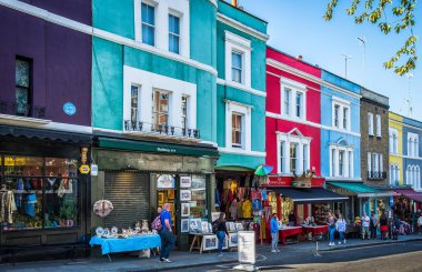 Londra, İngiltere, Ağustos 2019, yazın Portobello Yolu 'nda şehir manzarası, Notting Hill