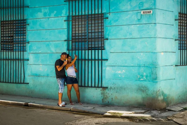 Hawana Kuba Lipiec 2019 Młoda Para Przy Turkusowym Murze Calle — Zdjęcie stockowe