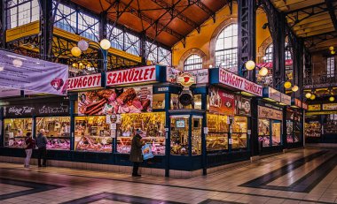 Budapeşte, Macaristan, Mart 2020, Merkez Market Salonundaki kasap