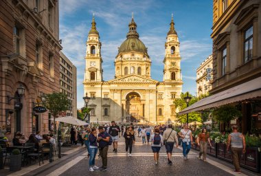 Macaristan, Budapeşte, Ağustos 2019, Saint Stephen Bazilikası 'na giden bir sokakta şehir manzarası 