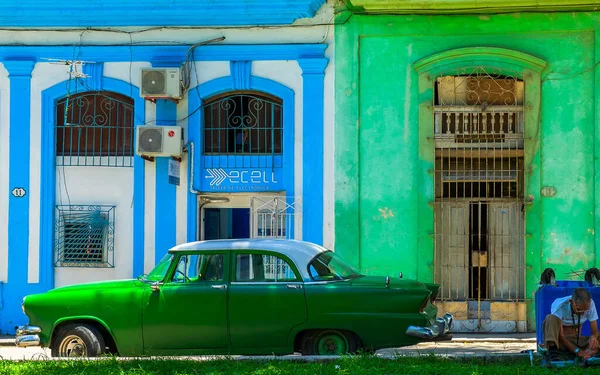 Hawana Kuba Lipiec 2019 Widok Stary Amerykański Samochód Zaparkowany Przed — Zdjęcie stockowe