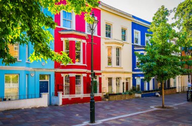 Londra, İngiltere, Ağustos 2019, Tavistock Yolu 'ndaki Notting Hill semtindeki bazı Coloful binaların manzarası