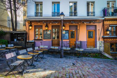 Paris, Fransa, Şubat 2020, Montmartre 'nin göbeğindeki Le Relais de la Butte restoranının manzarası 