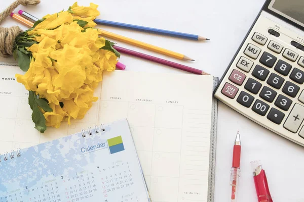 defter aylık planlayıcısı kayıt için ofis masasında mali