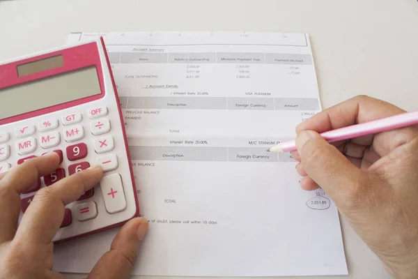 Документ и ноутбук ежемесячный учет расходов кредитной карты и расчетного счета — стоковое фото