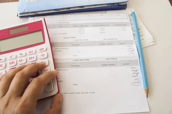 Документ и ноутбук ежемесячный учет расходов кредитной карты и расчетного счета — стоковое фото