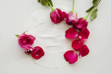 Gül çiçek yüz cilt bakımı için doğal sac maskesi ayıklar