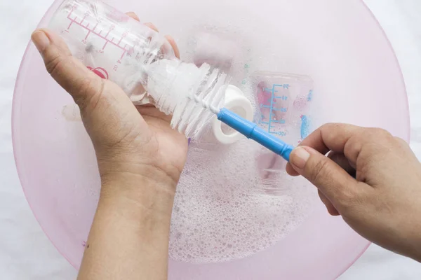 Baby flessen was het duidelijk dat een ontsmettingsmiddel in water — Stockfoto