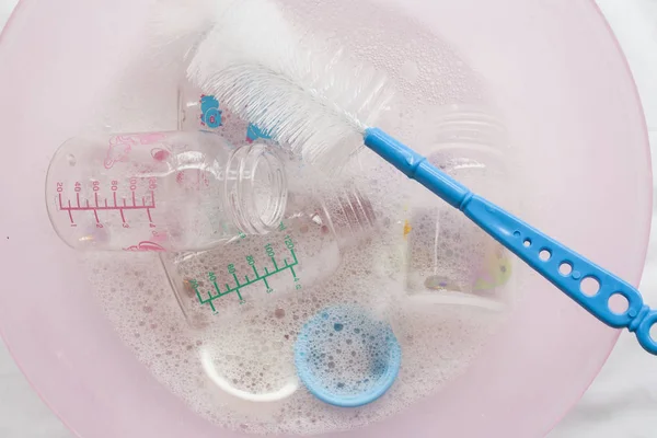 婴儿奶瓶是表明一种消毒剂在水中 — 图库照片