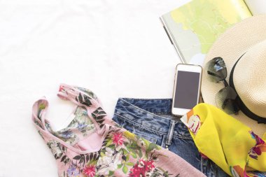 yaz moda renkli kadın kavramı yolculukta hazırlamak plaja gidin