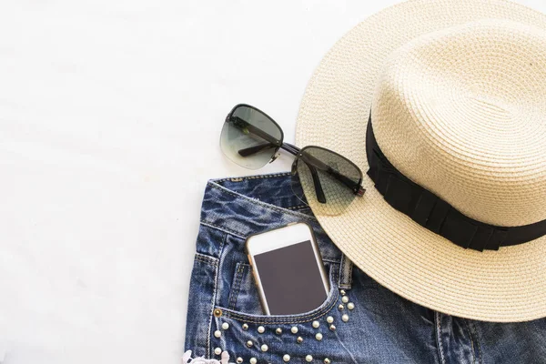 De kleurrijke vrouw mode op zomer bereiden reis in concept Ga naar het strand — Stockfoto