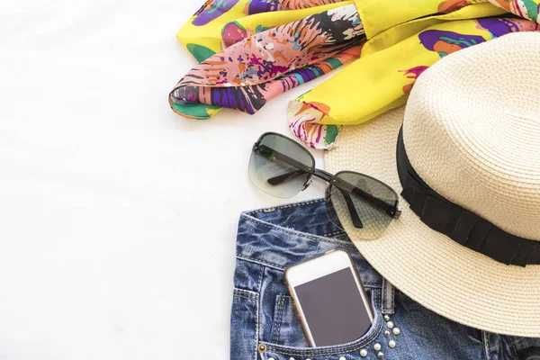 De kleurrijke vrouw mode op zomer bereiden reis in concept Ga naar het strand — Stockfoto