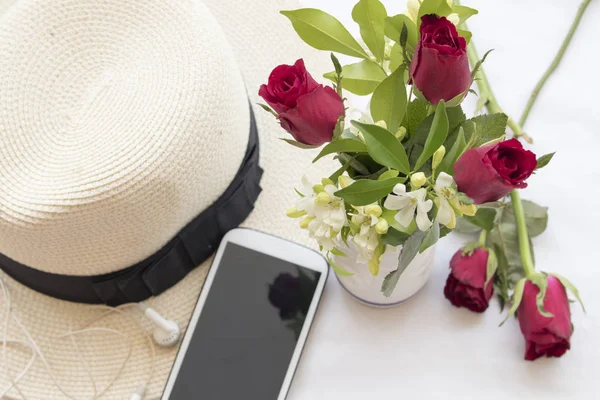 Mode vrouw voor kleurrijke zomerdag met roos in bloemen — Stockfoto
