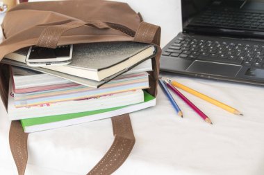 Tüm okul çantası içinde kitap eğitim hazırlamak okul git