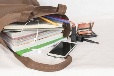 Tüm okul çantası içinde kitap eğitim hazırlamak okul git