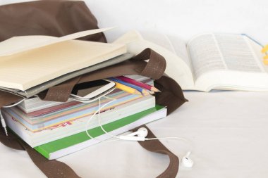 Tüm okul çantası içinde kitap eğitim hazırlamak okul git