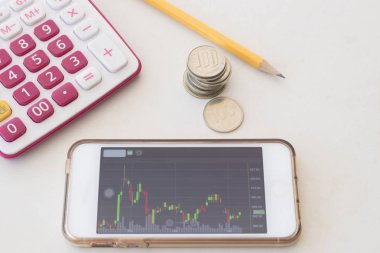 sikke para örtüşme ve mobil cihazlar için tüccar hisse senedi üzerinde arka plan beyaz