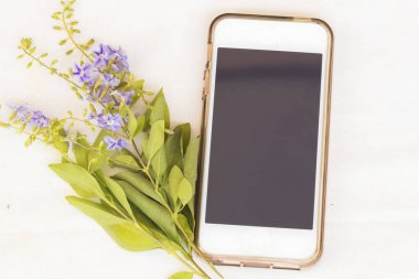 cep telefonunuzda beyaz ile mor çiçekler