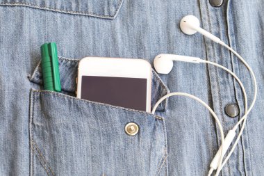 dokulu arka plan kot gömlek denim kumaş ve cebinde kulaklık ile hareket eden