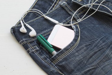 dokulu arka plan kot pantolon denim kumaş ve cebinde Cep