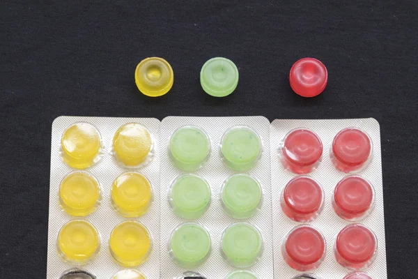 Tos dolor de garganta pastilla coloridas píldoras —  Fotos de Stock