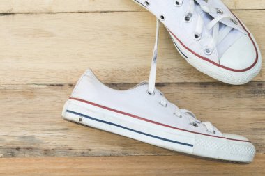  beyaz spor ayakkabı ahşap duvar asmak