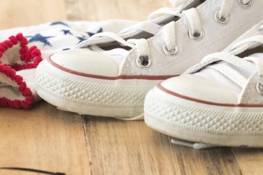 beyaz spor ayakkabı ve çorap ahşap arka plan üzerinde