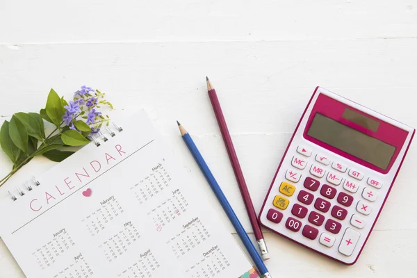 Календарь ежемесячный планировщик и калькулятор для финансовых на белом столе — стоковое фото