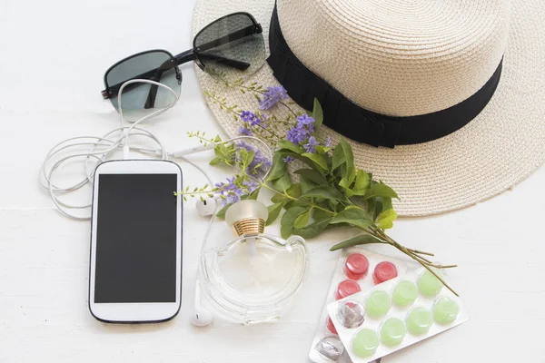 Accessoires mode kleurrijke vrouw voor ontspannen zomer op witte achtergrond — Stockfoto