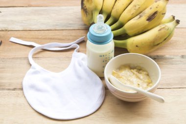 ahşap arka plan bebek için sağlıklı yemek muz püresi