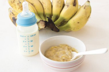 ahşap arka plan bebek için sağlıklı yemek muz püresi