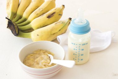 ahşap arka plan bebek için sağlıklı yemek muz püresi