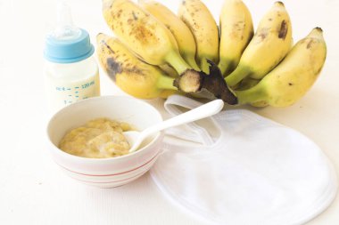 ahşap arka plan bebek için sağlıklı yemek muz püresi