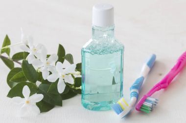 gargara için sağlıklı bakım ağız boşluğu doğa ve beyaz diş fırçası