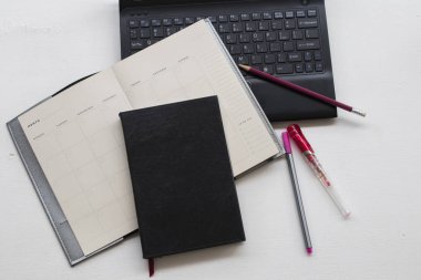 defter aylık planlayıcısı ve bilgisayar beyaz iş için 