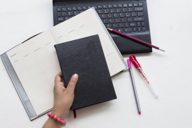 defter aylık planlayıcısı ve bilgisayar beyaz iş için 