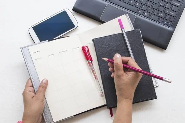 Notebook planificador mensual y computadora para negocios en blanco — Foto de Stock