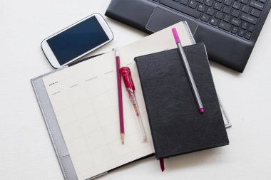defter aylık planlayıcısı ve bilgisayar beyaz iş için 