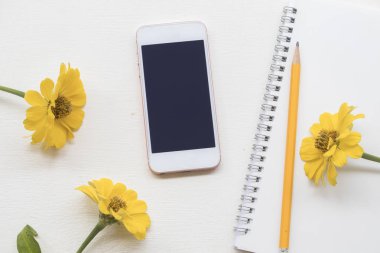 arka plan beyaz üstünde hareket eden telefon faturasıyla defter 