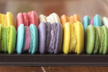 renkli acıbadem kurabiyesi ahşap arka plan üzerinde lezzetli