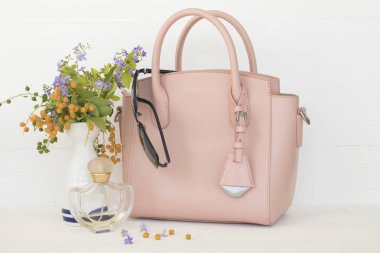 Aksesuar ve pembe çanta koleksiyonu moda kadın için 