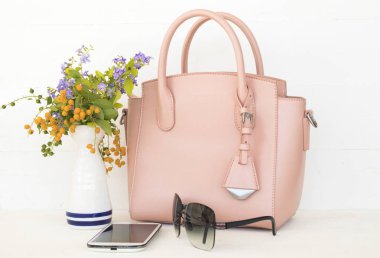 Aksesuar ve pembe çanta koleksiyonu moda kadın için 