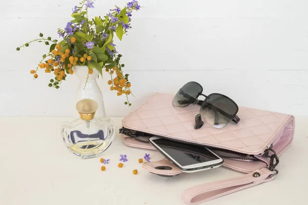 Accessoires en roze handtas collectie mode voor de vrouw — Stockfoto