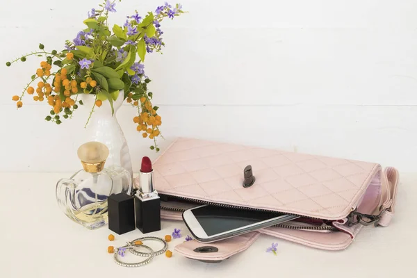 Accesorios y rosa bolso colección moda para mujer —  Fotos de Stock