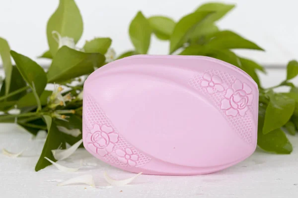 健康と衛生の肌のための自然からの花のピンクの石鹸の香りの塊 — ストック写真