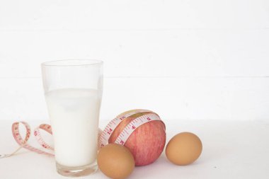 Beyaz arka plan üzerinde ağırlık kaybı için apple ve yumurta sağlıklı içecekler ile taze süt