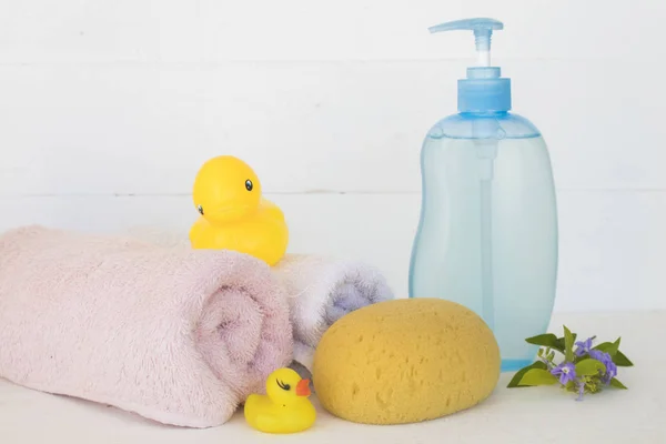 Shampoo Kopf und Körper mit Handtuch Gesundheit ein Bad für Baby — Stockfoto