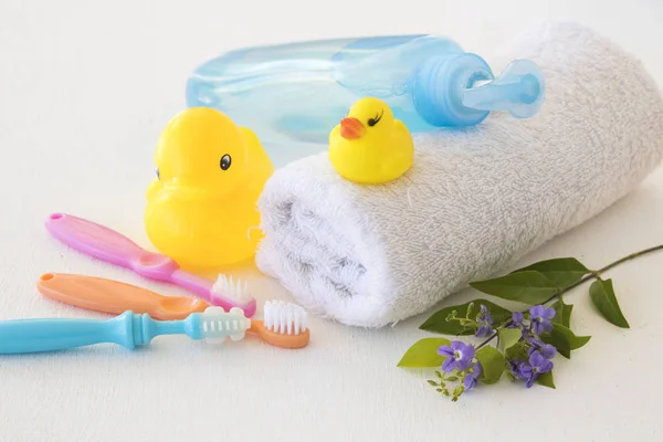 Zahnbürste des Babys mit Shampoo Kopf und Körper Gesundheit ein Bad für Baby — Stockfoto