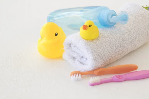 Zahnbürste des Babys mit Shampoo Kopf und Körper Gesundheit ein Bad für Baby — Stockfoto