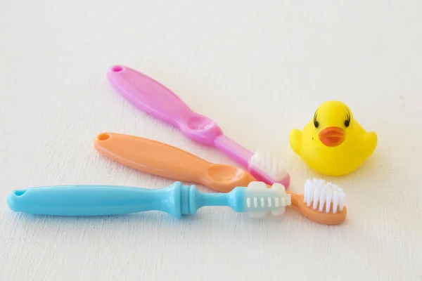 Zahnbürste der Babypflege in der Mundhöhle für Babys — Stockfoto